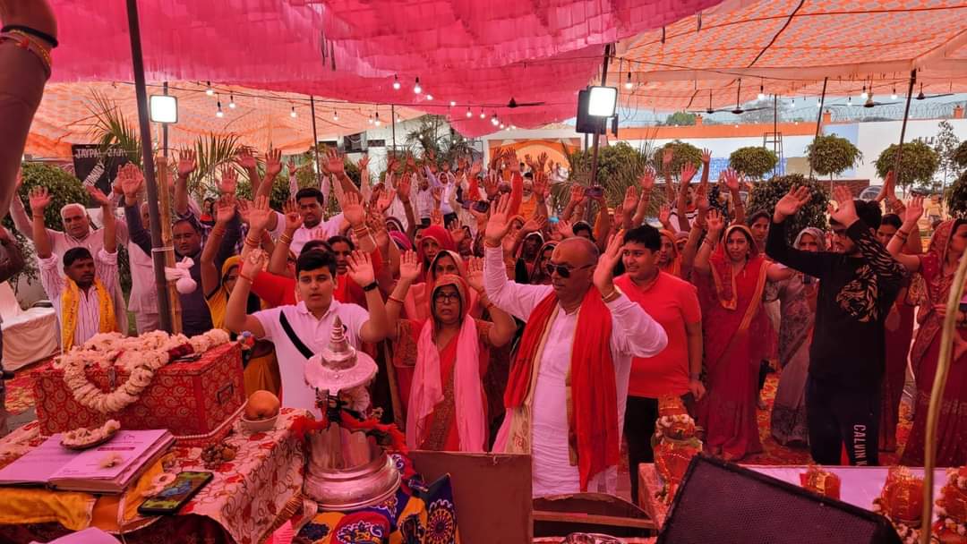sudhirtyagikkp's tweet photo. आज दिनांक 23 मार्च 2022 को अपने पैतृक गांव मकसूदपुर, जिला गौतम बुद्ध नगर में भागवत कथा के प्रथ�� दिन में संध्या आरती करते हुए।
सुधीर त्यागी
राष्ट्रीय अध्यक्ष, किसान कल्याण परिषद
पूर्व राष्ट्रीय कोषाध्यक्ष, भाजपा किसान मोर्चा
#sudhirtyagi #bjp #Bhagwatpath #krishanJi https://t.co/1ZXzs1Sjyw