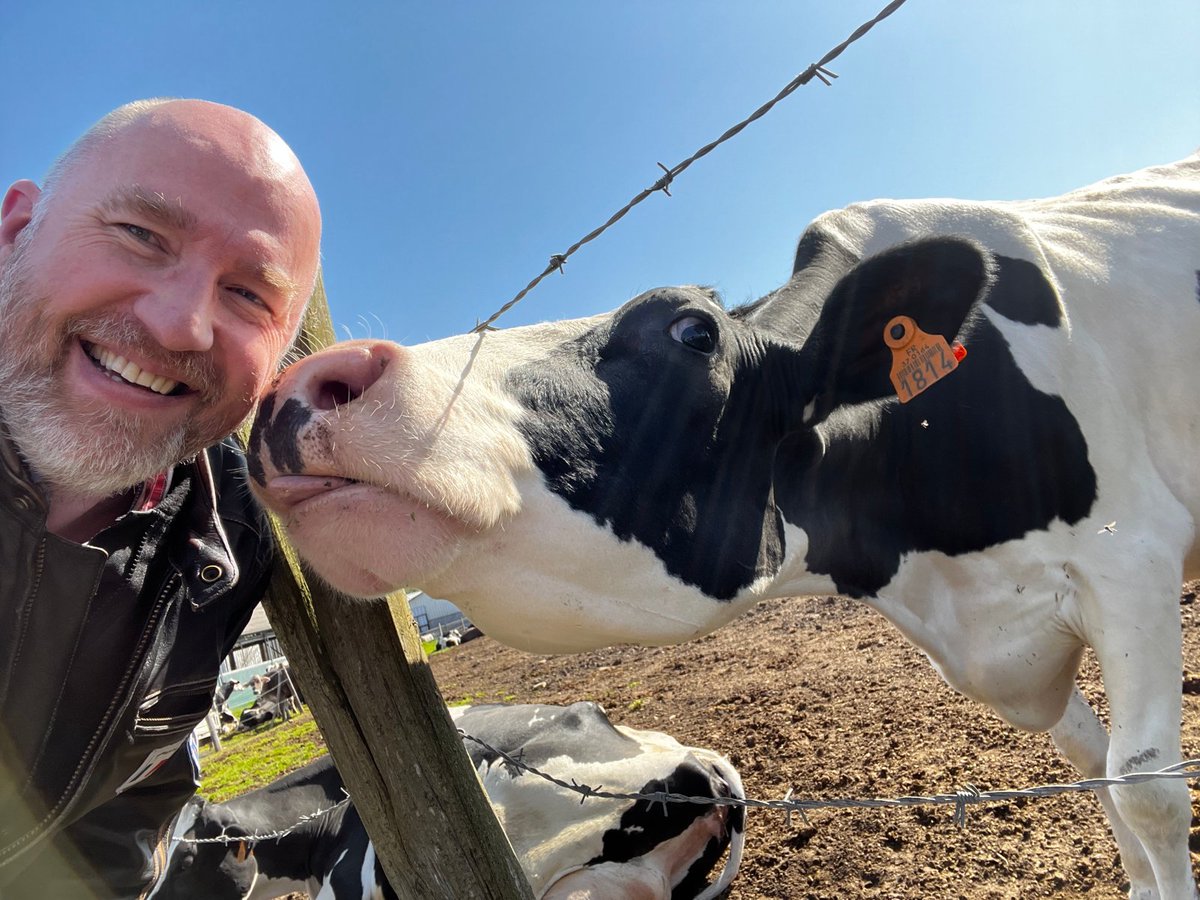GroupBulls's tweet photo. BMG au plus près de ses clients ! Garantie d'une compréhension de leur environnement de travail et d'efficacité dans l'avancée des projets de communication #glocale , globale, locale, avec le #magasinproducteurs De Mes Terres
#pluscestcourtpluscestbon #lasuiteontlavitensemble https://t.co/kCnrSuEqts