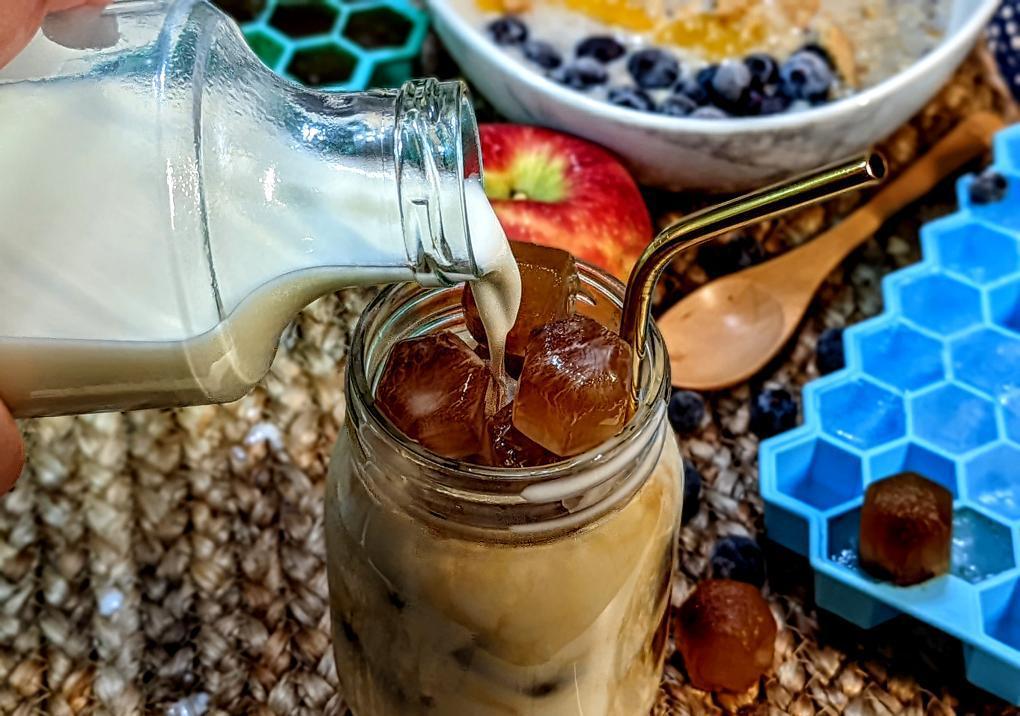 Honeycomb Ice trays works great for freezing fruit juices and sauces for cooking. You can add your favorite flavor to make ice cubes.

Cr: @delisssssh Thanks for sharing😍

#TGJOR #smallicecubes #icecubetrays #icecubes #honeycomb #icedcoffee
