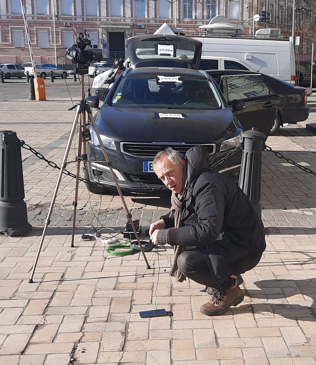 Lui c'est <a href="/GallinaroG/">Gilles Gallinaro</a> après un direct radio/télé sur <a href="/franceinfo/">franceinfo</a> au début de la guerre. Quelques jours de repos et le voilà de nouveau à Kiev toujours au service des auditeurs du service public. Bravo champion !