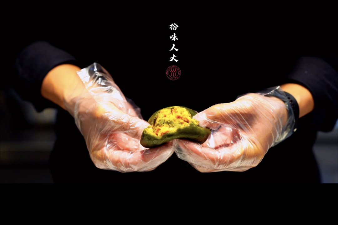 RUC Gourmet | It's time to have Qingtuan.
Every spring, people at Renmin University of China could have various tastes of Qingtuan, or green rice balls, seasonal delicacies eaten during a traditional Chinese holiday - Qingming Festival.