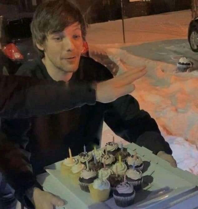milixwalls's tweet photo. Te amo mi dulce chico de los pastelitos, amo amarte @Louis_Tomlinson https://t.co/8rjraBGrJj
