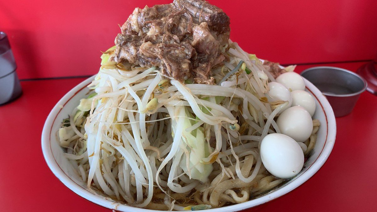 RIZUREI's tweet photo. #二郎@ひたちなか
小YA鶉
円やかみのある醤油に液脂の旨味が混じり合うコク深い味わいの非乳化スープ。モチモチとワシワシの中間食感で小麦感もある平打太麺。脂身を纏った端豚と腕肉と思われる塊豚も美味。キャベ率高いシャキ野菜は解し豚の様な味付増し脂とも相性抜群。独創的なエッジを効かせた一杯 https://t.co/l6UomguOw9