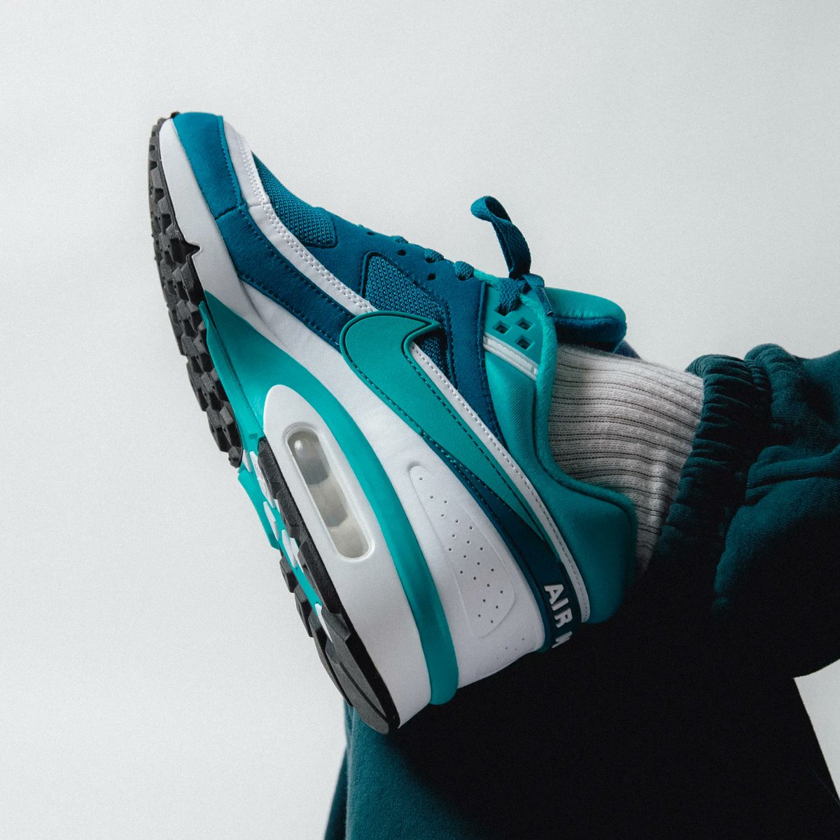 titoloshop's tweet image. ONLINE NOW 🔥 big window. The OG *Marina* colorway of the beloved Air Max BW is available in store and online now at Titolo. link 📲 bit.ly/3KZt99o

US 7 (40) - US 12 (46)
🔎 DJ9648-400

#bw
#bigwindow
#airmax
#airmaxbw
#nike
#titolo
#titoloshop