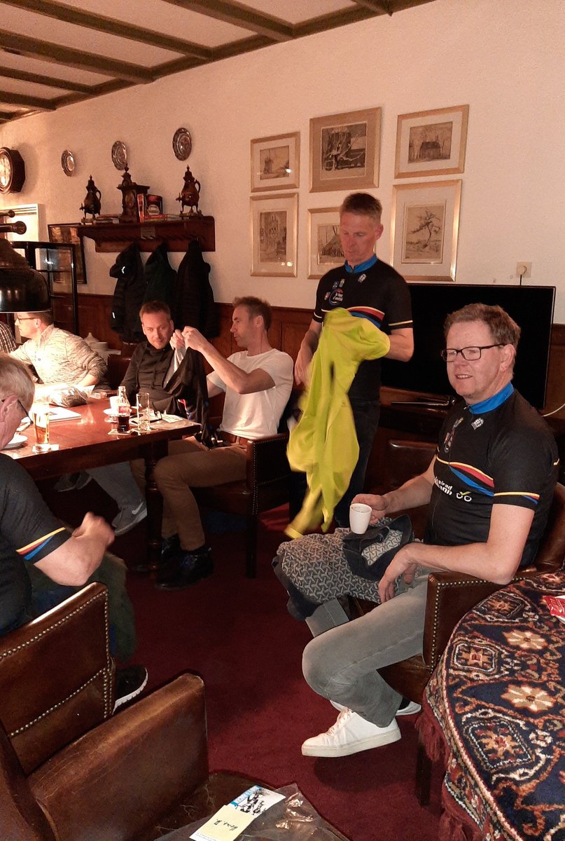 TFCDeKetting's tweet photo. Gisteravond zijn de fietsshirts uitgereikt van 'Le tour d'Amitié' een vriendschapstoertocht van de partnergemeentes Andrésy, Haren en Westerwolde
https://t.co/VmxdZNs1ND https://t.co/wBNyCuXI6N