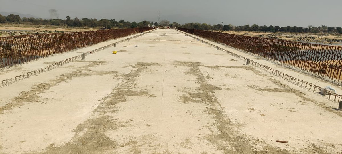 PWD_Odisha's tweet photo. Chief Construction Engineer, Phulbani, reviewed the High-Level Bridge over River Mahanadi connecting Boudh town to Ward No13&amp;14 at Marjyakud. Approach road along Boudh side is nearing completion for targeted project completion by September 2022. https://t.co/GrBPU7kaR9