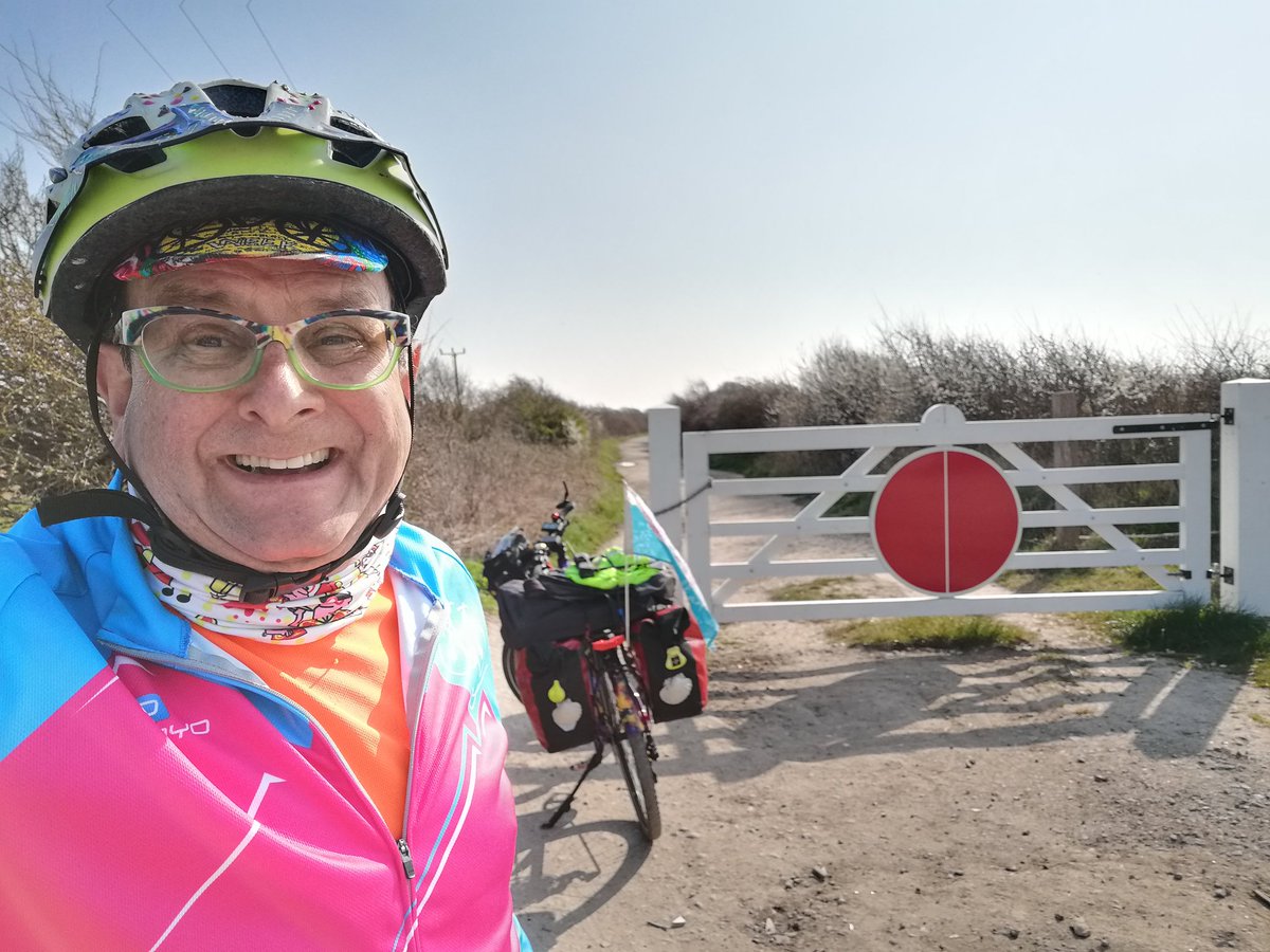 Let me guess...

Am I on an old railway line?

#HaylingBillyline
#TheCyclingArtist #roundbritain