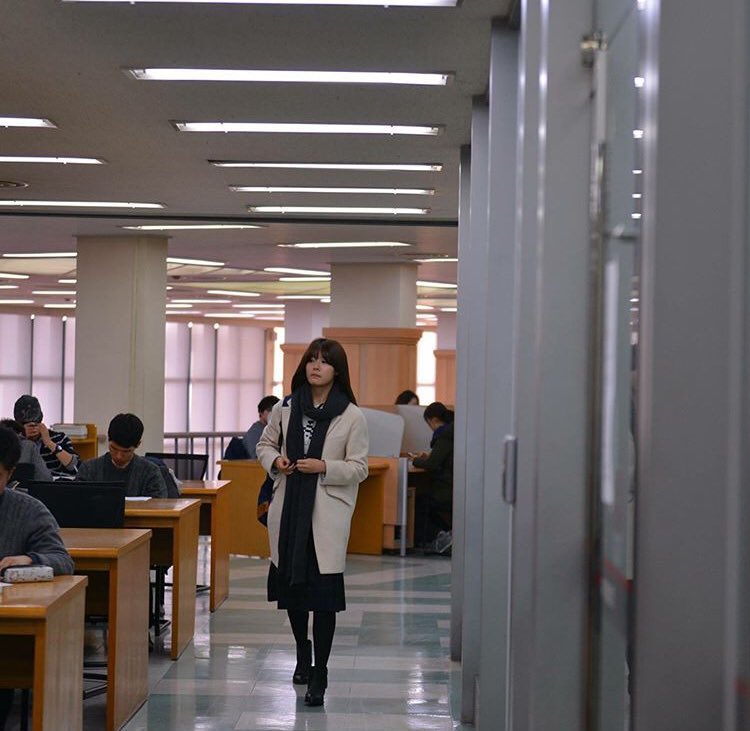 xinnamjeon's tweet photo. Remember when one of Nam Jihyun’s university classmate said:

“If you are looking for her, there’s a high chance that you’ll find her in the library.” https://t.co/nNZz01vBSW