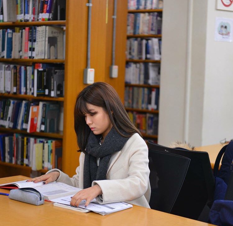 xinnamjeon's tweet photo. Remember when one of Nam Jihyun’s university classmate said:

“If you are looking for her, there’s a high chance that you’ll find her in the library.” https://t.co/nNZz01vBSW