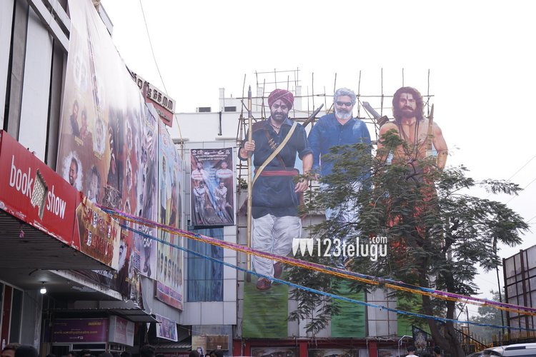 123telugu's tweet photo. Photos : #RRRMovie Hoardings At #RTCXRoads
https://t.co/Ww9GMPh171
#RRROnMarch25th #RRRFromToday #RRRReview #RRRMovieReview #JrNTR #NTR #RamCharan #SSRajamouli #MMKeeravani #RRRTakeOver #KomaramBheemNTR #AlluriSeethaRamaRaju #RRRFever #123telugu https://t.co/4sGvZ1JXOm