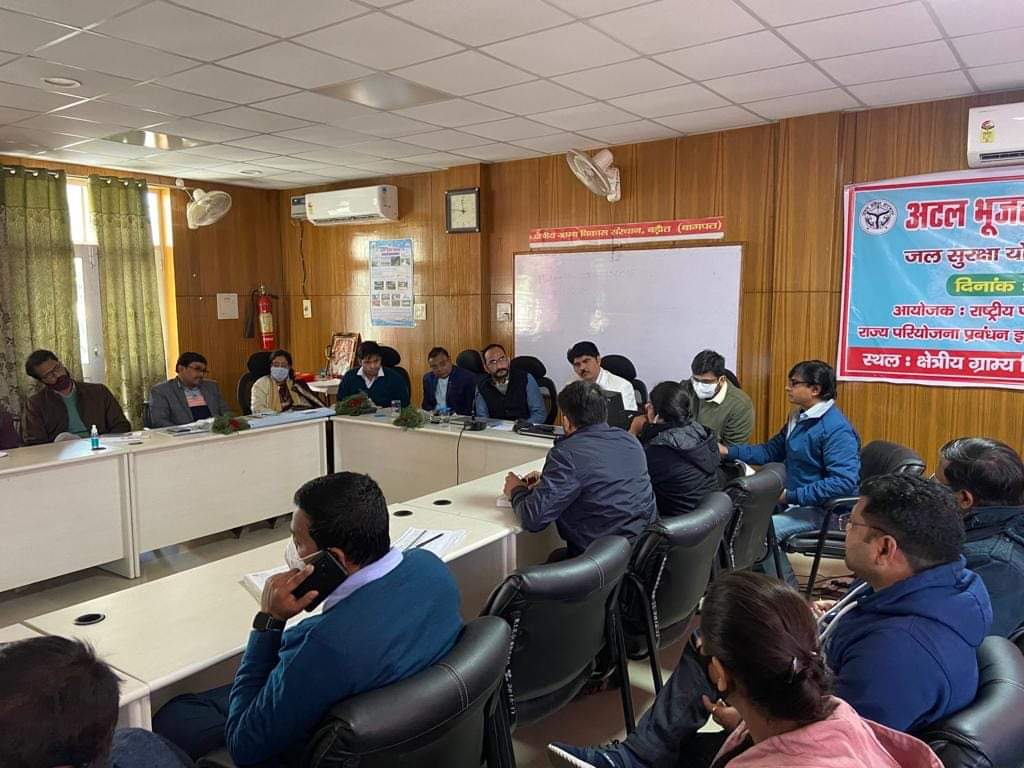 AtalMeerut's tweet photo. आज दिनांक 17.12.2021 को अटल भूजल योजना के अन्तर्गत चयनित ग्रामपंचायतों के तैयार किये जा चुके वाटर सिक्योरिटी प्लान पर छेत्रीय ग्राम विकास संस्थान, बढ़ोत द्वारा आयोजित Reflection worksop के फोटोग्राफ| https://t.co/4GFR5wwtTA