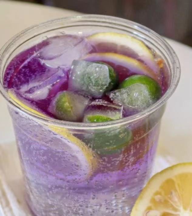 fattcute's tweet photo. #HomemadeSparklingWater🍋
Sea Salt Lemon Sparkling Water
Ingredients: Butterfly Pea, Lemon, Lime, Bergamot Flavored Sparkling Water
Steps: Soak the butterfly pea flower in hot water in advance, cut the small lime in half and freeze it into lime ice cubes. https://t.co/sojYoXXXBA