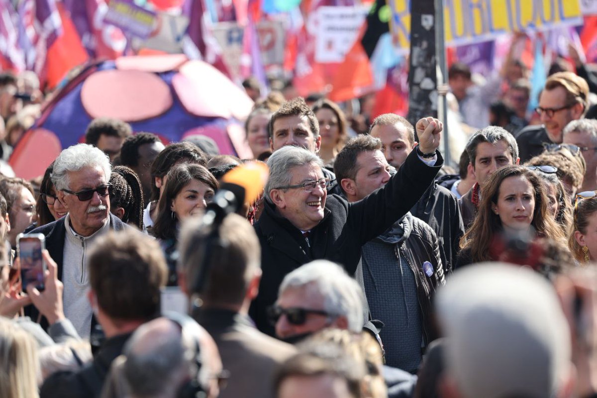 photomelenchon's tweet photo. Tous les jours, un sourire de @JLMelenchon #PhotoNormaleDeMelenchon #Melenchon2022 https://t.co/xWKwesTxey