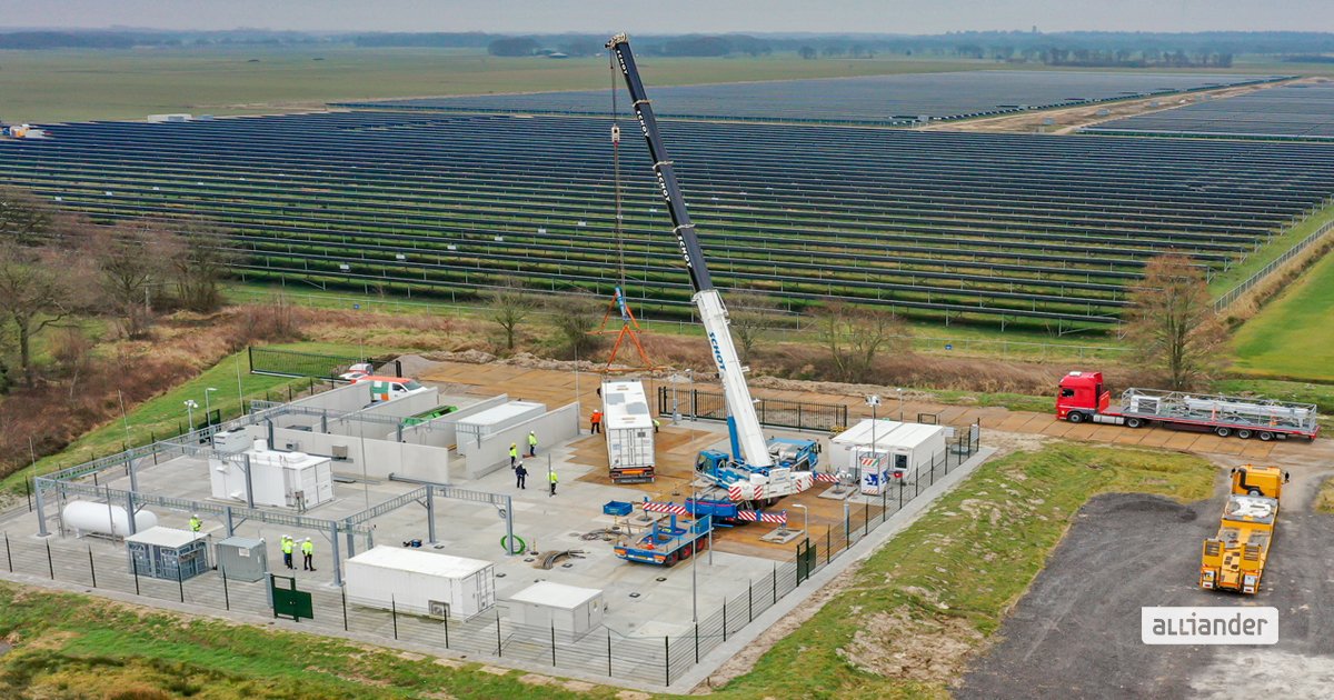 Vandaag openen Alliander en @GroenLeven in Oosterwolde de allereerste binnenlandse waterstoffabriek naast een zonnepark in Nederland. We onderzoeken op welke manier waterstof kan bijdragen aan het efficiënt gebruiken van het elektriciteitsnet. Zie: alliander.com/nl/nieuws/alli…