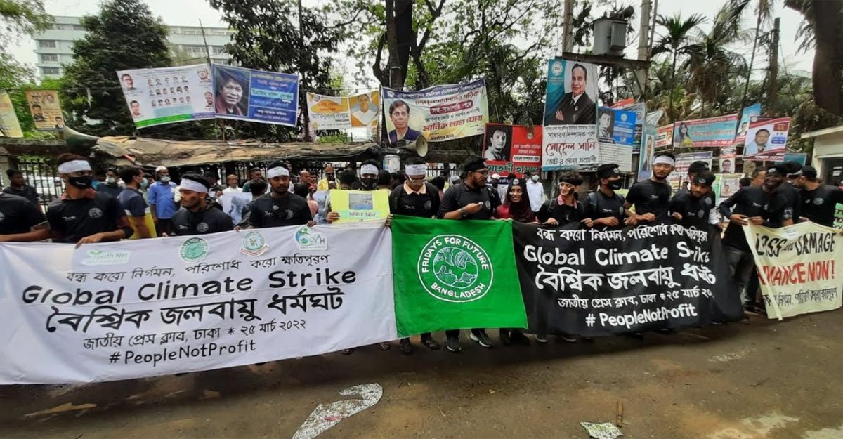 FFFinBD's tweet photo. 📌Dhaka 
Global Climate Strike 
🇯🇵 stop financing coal in #Matarbari.  
Polluters must Pay #Reparations, Limit emissions!
#LossAndDamage Finance NOW✊
#PeopleNotProfit #FridaysForFuture 
@GretaThunberg https://t.co/DhUjwTX9wq