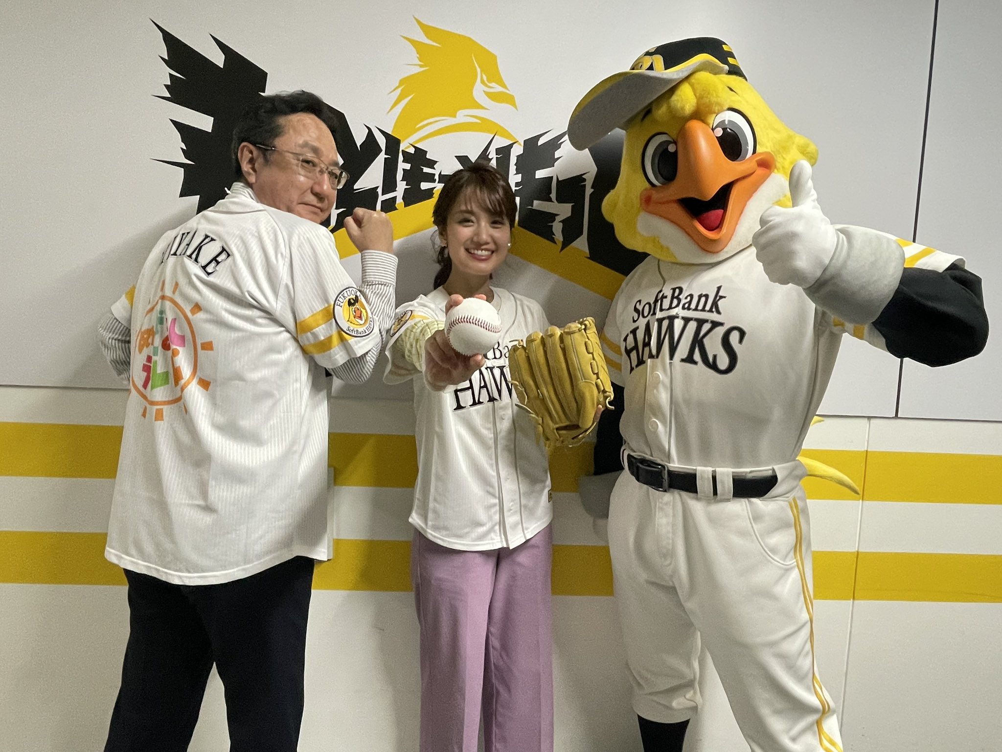 福岡ソフトバンクホークス 公式 本日開幕 始球式はめざましテレビ Cx Mezamashi の 井上清華 アナ 1点 和田投手のアドバイスのおかげでまっすぐ投げられました 大好きな地元福岡への想いを込めて一生懸命投げたので 皆さんも一緒に応援しま