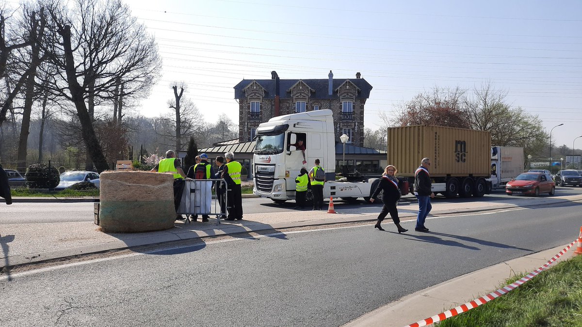 piedsdansleau76's tweet photo. Les #routiers avec nous pour cette journée de #mobilisation bon esprit @seineenpartage @infoNormandie https://t.co/YUT1EPMbC0