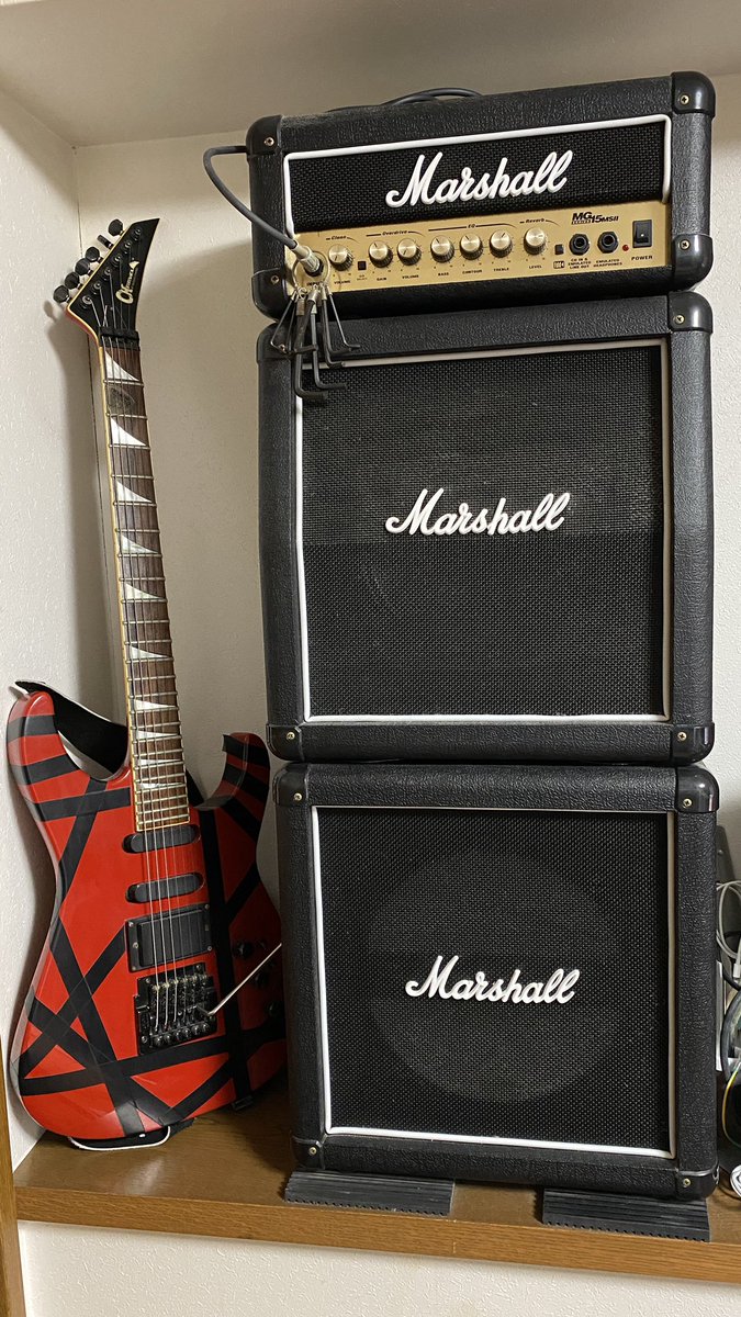 kazalfmac1972's tweet photo. ミニスタックのMarshallで、自宅でも憧れの三段積みを満喫中 #マーシャルタイム #marshall #mg15msii #charvel #model6 https://t.co/AonK7Nkq1f