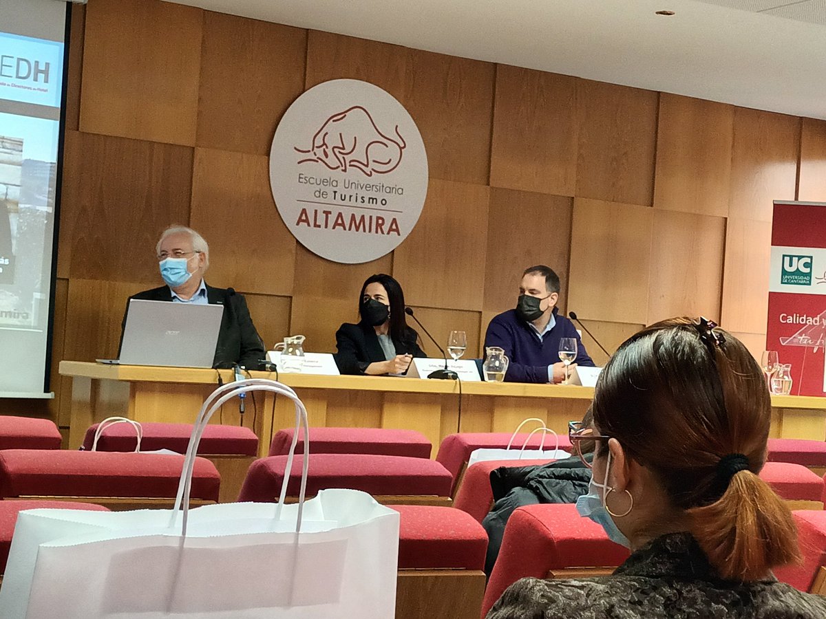 Comunidad_AEDH's tweet photo. Cumplir o mejorar las expectativas de los clientes pasa por acercar el departamento de #Revenue al #Marketing y a todos los departamentos del #hotel. Y convertirlo en una rueda. Aprender, mejorar y aplicar.  #Revenue #ExperienciasAEDH https://t.co/xZwr9Yk61W