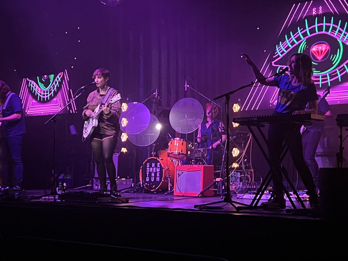 Not quite sure how <a href="/goodbizfest/">The Good Business Festival</a> managed to have 2 of our finest young bands <a href="/thisiszuzu/">Zuzu</a> <a href="/shedrewthegun/">she drew the gun</a> playing to an empty room last night. Free tickets too.  Would’ve been bouncin at our gaff.  We’d have made sure of it. Both bands were great.