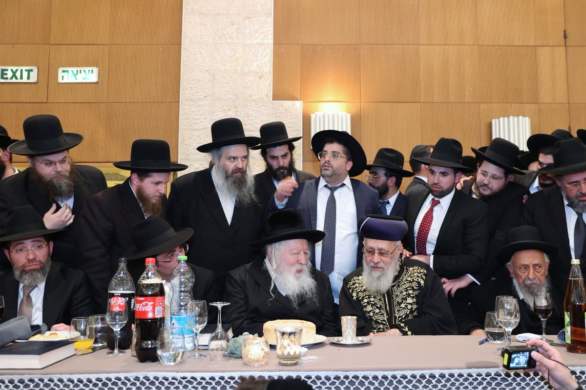 kzxkzxkzxkzx's tweet photo. האדמו"ר מגור השתתף הלילה (חמישי) בשמחת נישואי נכדם המשותף של הראשונים לציון הרב הראשי לישראל הגאון רבי יצחק יוסף ורבה של ירושלים הגאון רבי שלמה משה עמאר.
(צילום: @yakovariel) https://t.co/P4Sx8huQOs