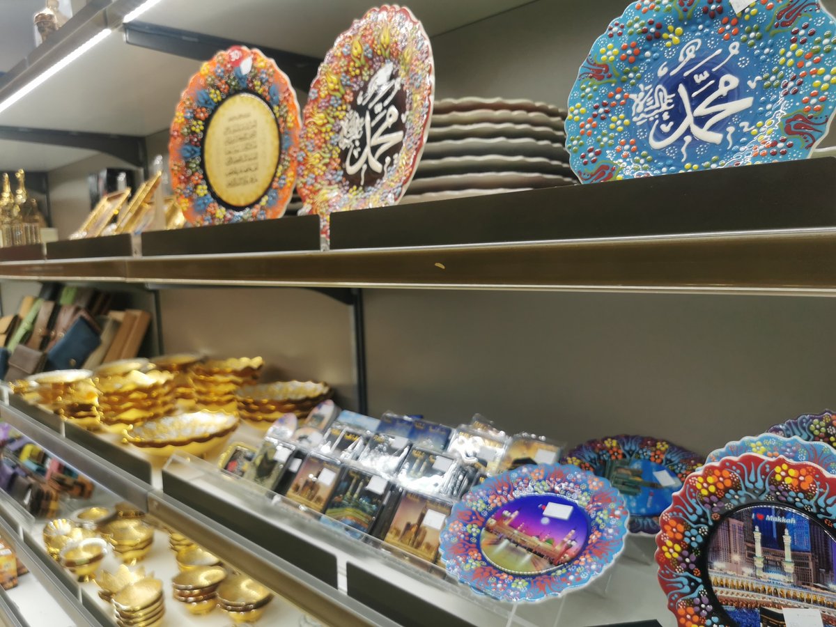 noffyani's tweet photo. بحث علمي عن المنتجات التذكارية، أثبت أنها تحمل رمزية عالية جداً والكثير من المشاعر، وأي تاجر يرى فرصة رفع السعر طبعاً!
أستغرب قلة الالتفات للمنتجات التذكارية عندنا.. وجدت أنها يمكن أن تكون ذات جودة أعلى بكثير، وكذلك وجدت أنه يغلب عليها طابع الخليج بشكل عام وليس #المملكة بشكل خاص. https://t.co/bXbf6hB20Q