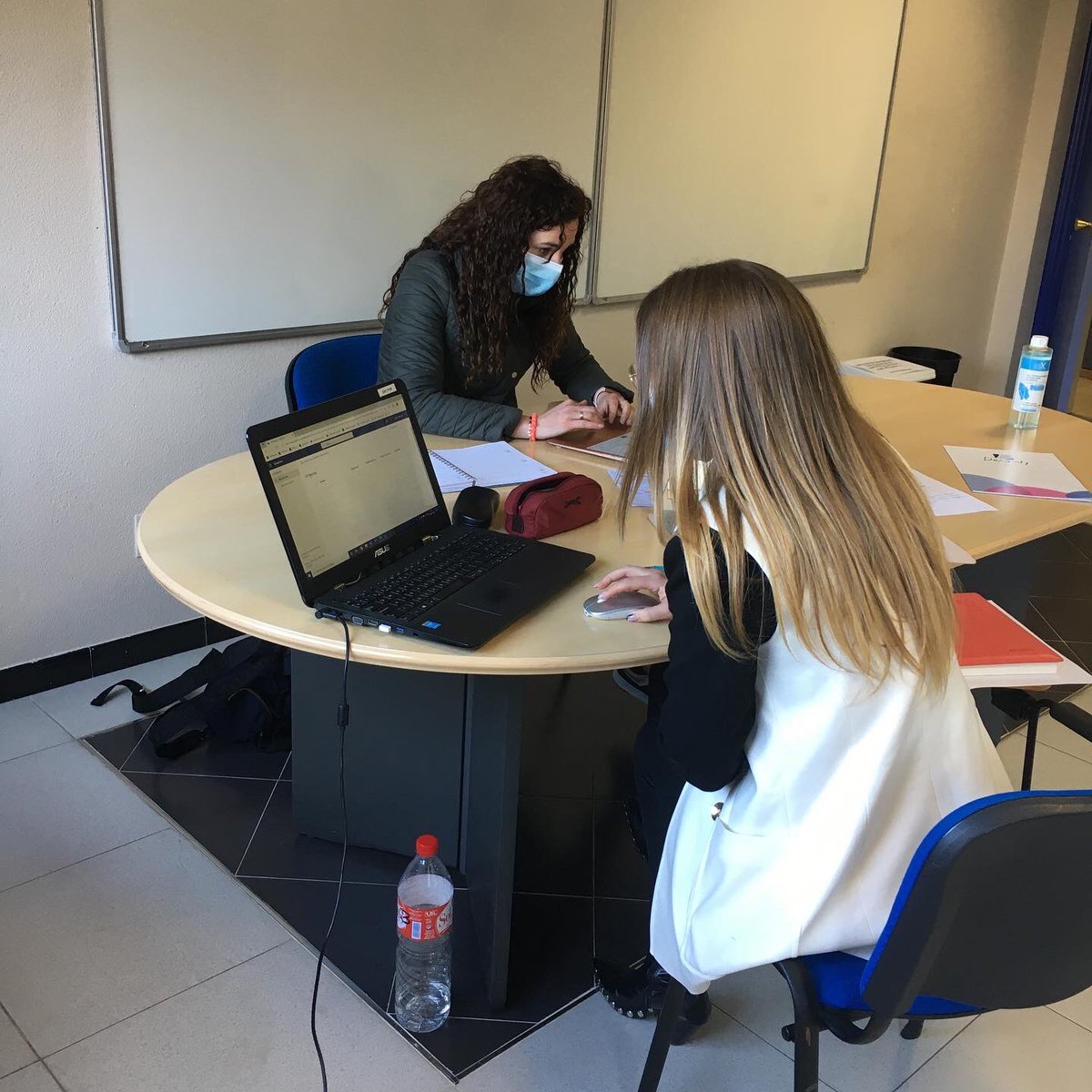 decroly's tweet photo. Judit Vélez y Cris Ortega preparando el workshop del proyecto Message in a Bottle (MIAB) que tendremos la próxima semana en Santander.

Junto con Regio Vision y Jugendkunstschulverband de alemania, buscamos métodos de trabajo con jóvenes basados en el juego. 

#decroly #decrolyfp https://t.co/wYQJihHLEA