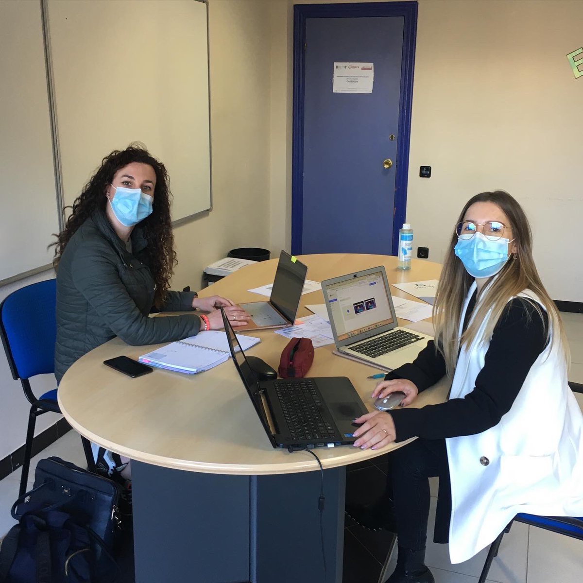 decroly's tweet photo. Judit Vélez y Cris Ortega preparando el workshop del proyecto Message in a Bottle (MIAB) que tendremos la próxima semana en Santander.

Junto con Regio Vision y Jugendkunstschulverband de alemania, buscamos métodos de trabajo con jóvenes basados en el juego. 

#decroly #decrolyfp https://t.co/wYQJihHLEA