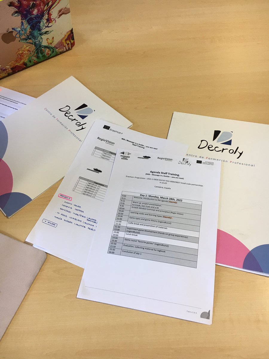 decroly's tweet photo. Judit Vélez y Cris Ortega preparando el workshop del proyecto Message in a Bottle (MIAB) que tendremos la próxima semana en Santander.

Junto con Regio Vision y Jugendkunstschulverband de alemania, buscamos métodos de trabajo con jóvenes basados en el juego. 

#decroly #decrolyfp https://t.co/wYQJihHLEA