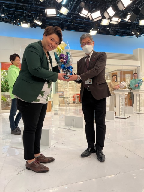 HBC_1ch's tweet photo. 11年にわたってお送りしてきた
#金曜ブランチ 553回目のきょうが最終回でした💐
視聴者のみなさまに感謝申し上げます！🙇‍♀️
ありがとうございました😊

#東急百貨店 の鈴木さんが放送を見守ってくれました😭

#HBC #加藤雅章 #堰八紗也佳 #WhiteExplosion #坂口侑也 #山田恭平 #コロネケン #束田孝太 https://t.co/C5cI13GHnS
