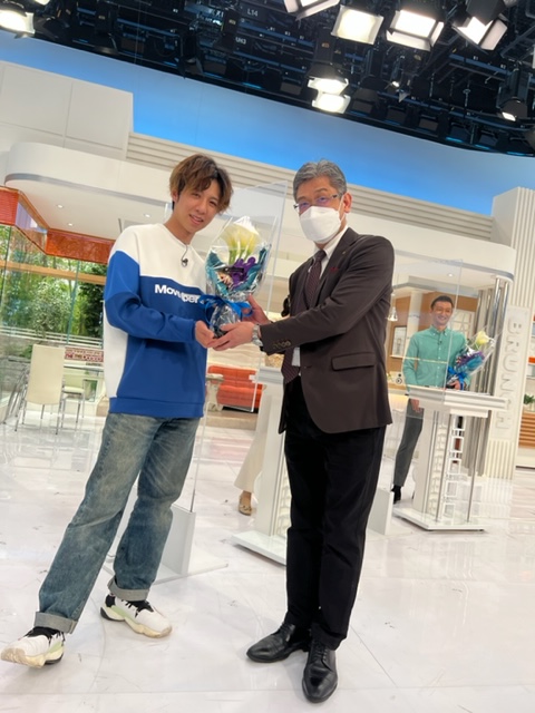 HBC_1ch's tweet photo. 11年にわたってお送りしてきた
#金曜ブランチ 553回目のきょうが最終回でした💐
視聴者のみなさまに感謝申し上げます！🙇‍♀️
ありがとうございました😊

#東急百貨店 の鈴木さんが放送を見守ってくれました😭

#HBC #加藤雅章 #堰八紗也佳 #WhiteExplosion #坂口侑也 #山田恭平 #コロネケン #束田孝太 https://t.co/C5cI13GHnS