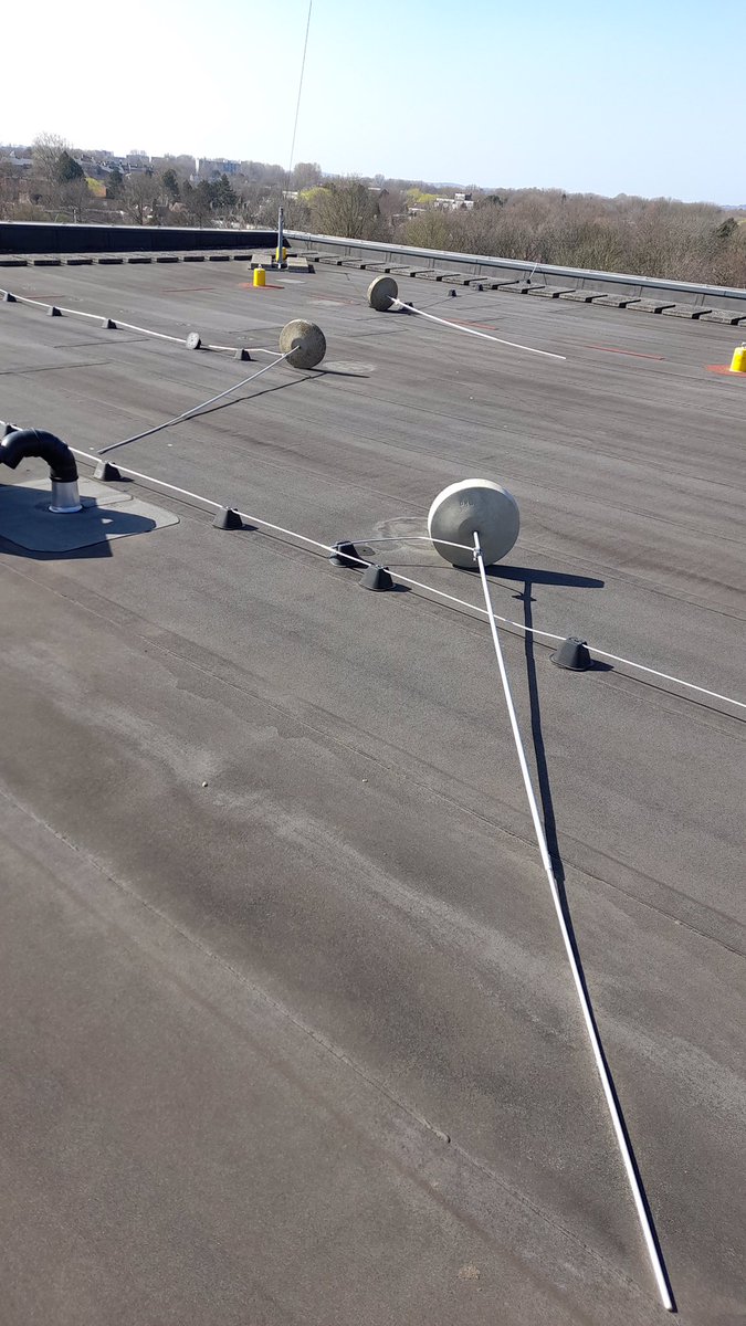 DARESR10's tweet photo. Gisteren op het dak geweest van een van de #DARES #R10 locaties.
Zo te zien waren we de eerste na de stormen #Dudly en #Eunice die het dak betraden.
De #EmComm antennes waren nog wel in perfecte staat. https://t.co/CpeQAyTMbK