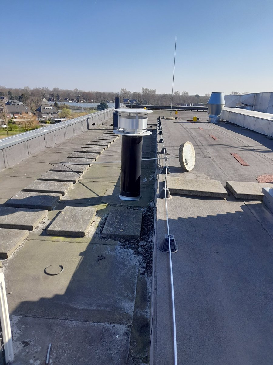 DARESR10's tweet photo. Gisteren op het dak geweest van een van de #DARES #R10 locaties.
Zo te zien waren we de eerste na de stormen #Dudly en #Eunice die het dak betraden.
De #EmComm antennes waren nog wel in perfecte staat. https://t.co/CpeQAyTMbK