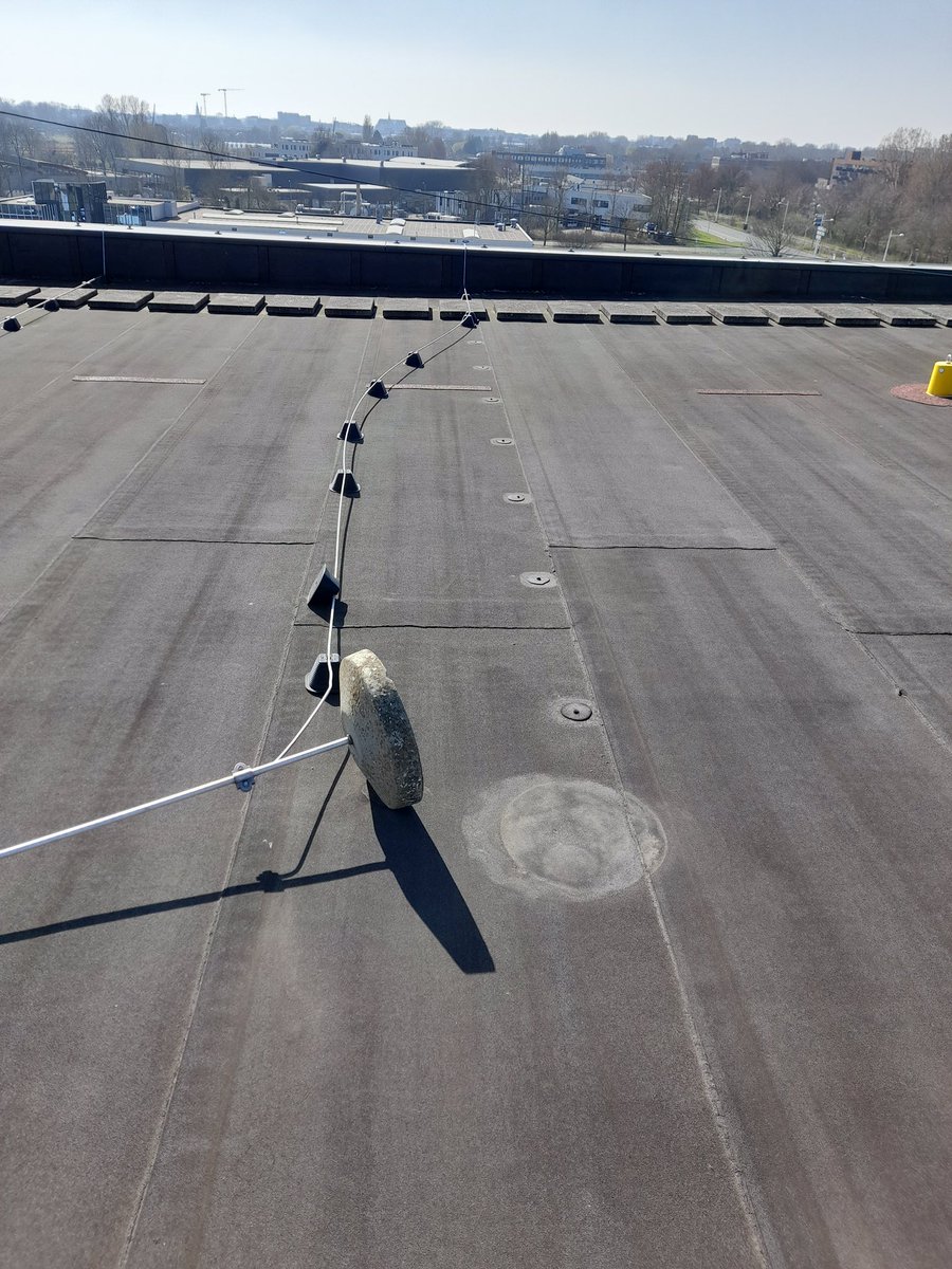 DARESR10's tweet photo. Gisteren op het dak geweest van een van de #DARES #R10 locaties.
Zo te zien waren we de eerste na de stormen #Dudly en #Eunice die het dak betraden.
De #EmComm antennes waren nog wel in perfecte staat. https://t.co/CpeQAyTMbK