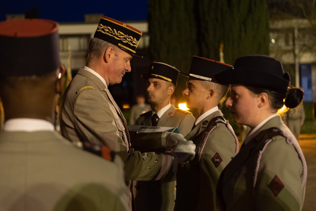 CEMAT_FR's tweet photo. Une promotion de jeunes engagés est baptisée à l’Ecole du train et de la logistique opérationnelle #ETLO, 215 ans après la création des huit premiers bataillons du Train des équipages. Les générations se succèdent avec la même soif de servir. #NotreDefense #FiersDeNosSoldats https://t.co/UIj4DdnxTu