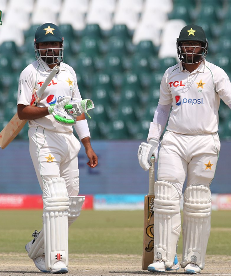 Nawaiwaqt_'s tweet photo. L U N C H 🥘
🇵🇰 136-2
@ImamUlHaq12 66*
@babarazam258 19*
🇦🇺 391 & 227-3
#BoysReadyHain #LahoreTest #LahoreStadium #PAKvsAUS #Cricket @TheRealPCBMedia @TheRealPCB @CricketAus https://t.co/PhwC9Wwhfe