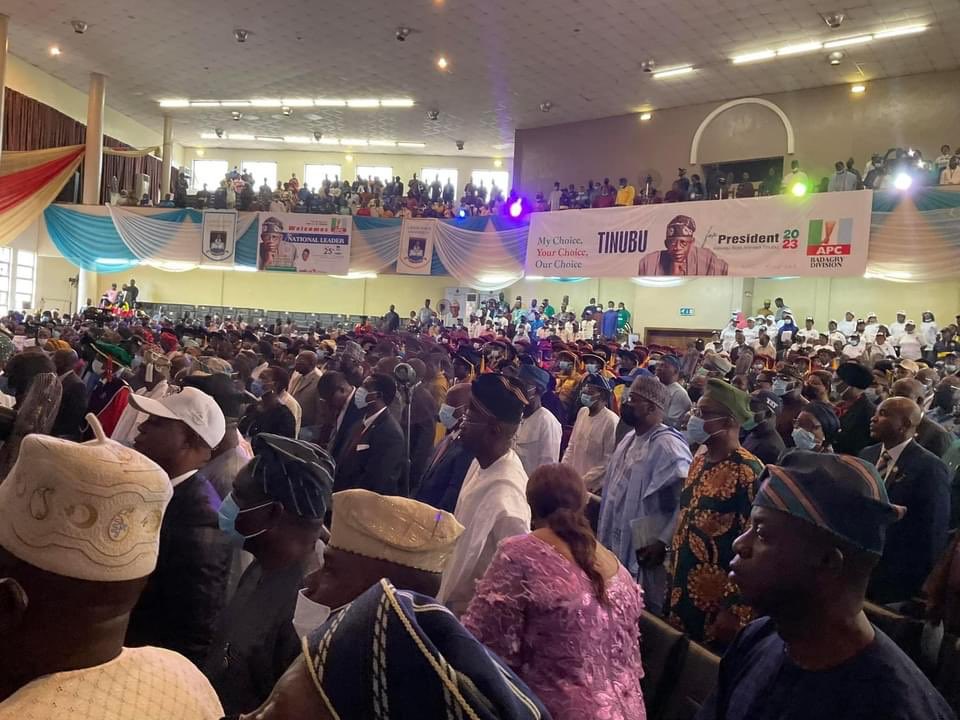 DeleFarotimi's tweet photo. Do “we”? That picture was taken at a university convocation. Do these look like men and women who knows better? Do these look like those that are not seeking to compound a tragedy? Nigeria hobbles me, and my birth in this land is a challenge to my very humanity.

#Enikure!🖐🏿🤬😭 https://t.co/Jl9vzkPbhv