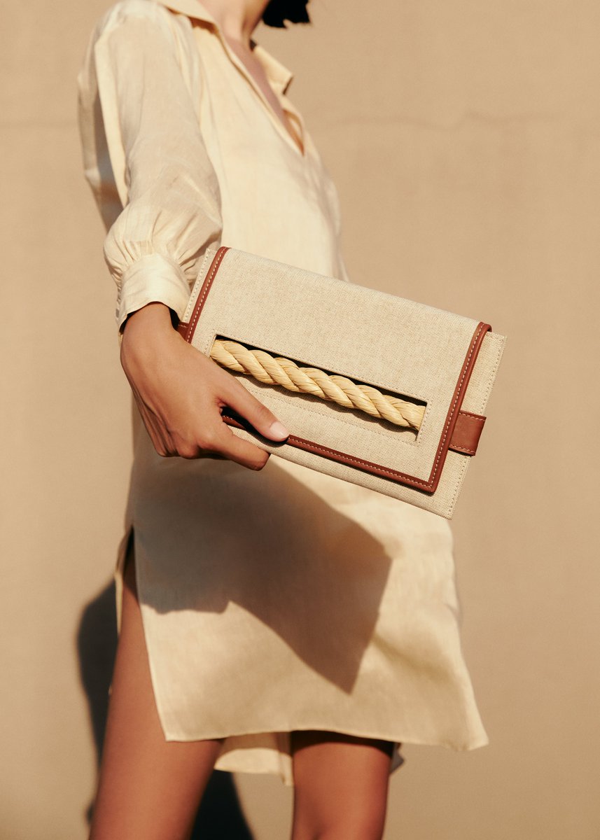 Thory Tan Envelope Clutch 🌾

Order Now at serenauziyel.com

#serenauziyel #luxuryfashion #clutchbags #raffiabags #summerbags #handcraftbags #braidedbags #envelopebag #italianleather