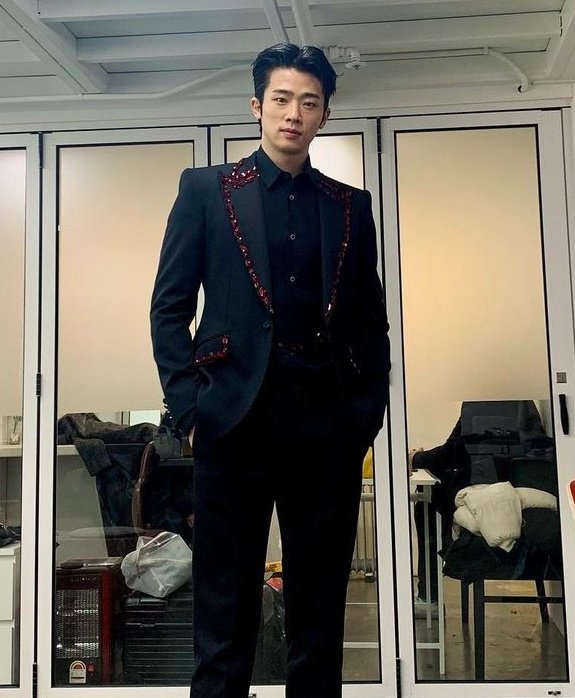 randomlyrj_'s tweet photo. Well, okay, sir. I'm on my knees.
#jangeuisoo #euisoo https://t.co/K7rrtBLx2n