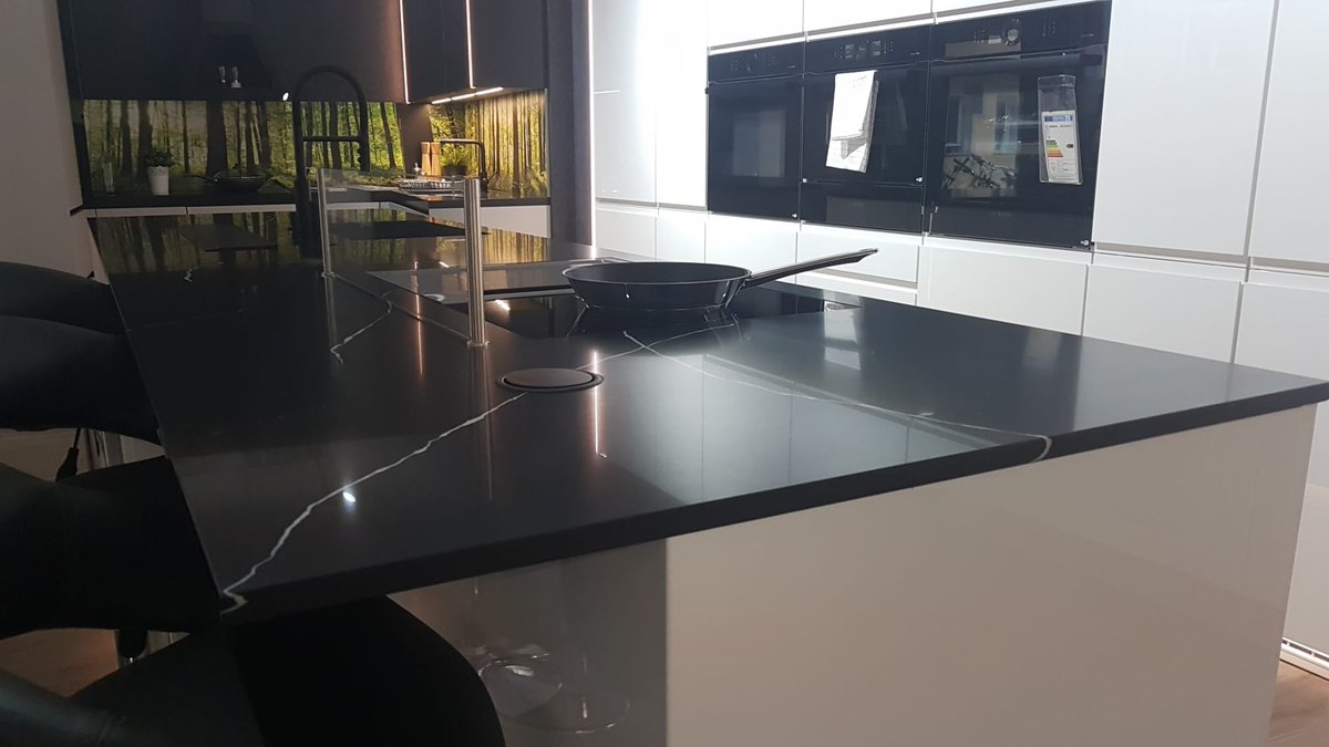 MaiHuiming's tweet image. Nero Marquina by #fasastone is simply fascinating. Its irregular white veins against dark base offer a noble pattern with endless aesthetic possibilities. 
#kitchentop  #quartzcountertops #interiordesign