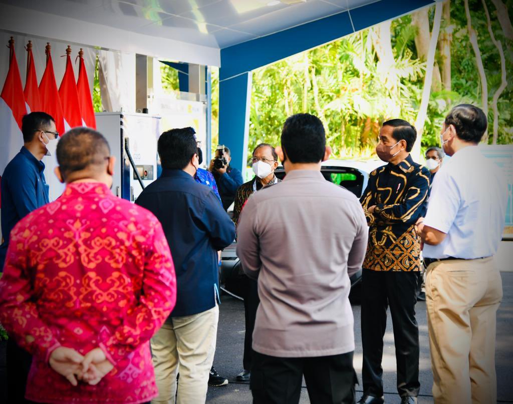 siberinfoA1's tweet photo. Presiden @jokowi resmikan peluncuran Stasiun Pengisian Kendaraan Listrik Umum (SPKLU) Ultra Fast Charging pertama di Indonesia, acara digelar di Central Parkir ITDC Nusa Dua, Kabupaten Badung, Bali, Jumat, 25 Maret 2022
.
#UltraFastChargingPLN
Jokowi Untuk Energi Baru PLN https://t.co/k5SyNUKTI4