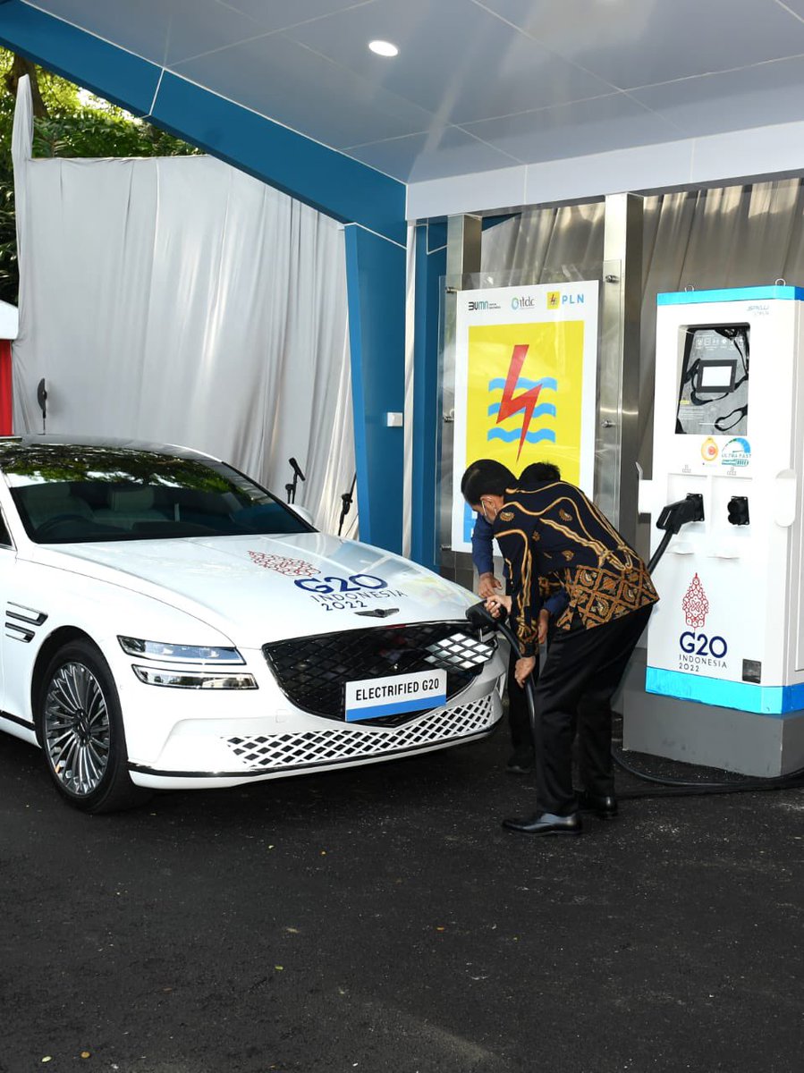 siberinfoA1's tweet photo. Presiden @jokowi resmikan peluncuran Stasiun Pengisian Kendaraan Listrik Umum (SPKLU) Ultra Fast Charging pertama di Indonesia, acara digelar di Central Parkir ITDC Nusa Dua, Kabupaten Badung, Bali, Jumat, 25 Maret 2022
.
#UltraFastChargingPLN
Jokowi Untuk Energi Baru PLN https://t.co/k5SyNUKTI4