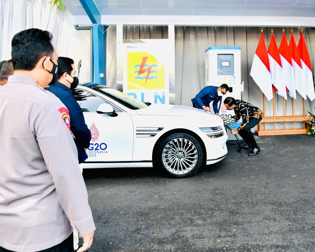 siberinfoA1's tweet photo. Presiden @jokowi resmikan peluncuran Stasiun Pengisian Kendaraan Listrik Umum (SPKLU) Ultra Fast Charging pertama di Indonesia, acara digelar di Central Parkir ITDC Nusa Dua, Kabupaten Badung, Bali, Jumat, 25 Maret 2022
.
#UltraFastChargingPLN
Jokowi Untuk Energi Baru PLN https://t.co/k5SyNUKTI4