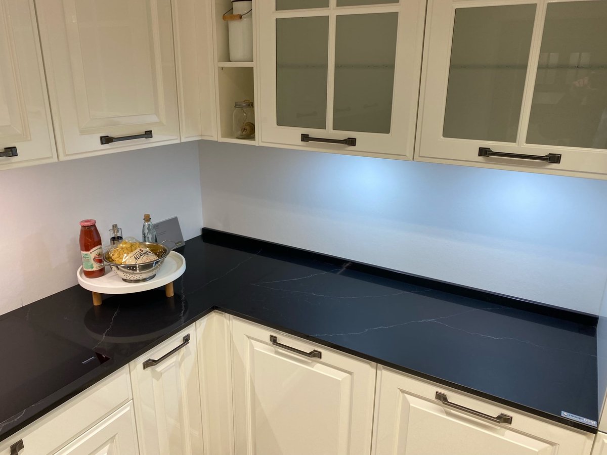 MaiHuiming's tweet image. Soapstone is the best choice for your #kitchen, the white veins against dark base offer a noble pattern with endless aesthetic possibilities.  
#quartzcountertop #kitchentop #fasastone