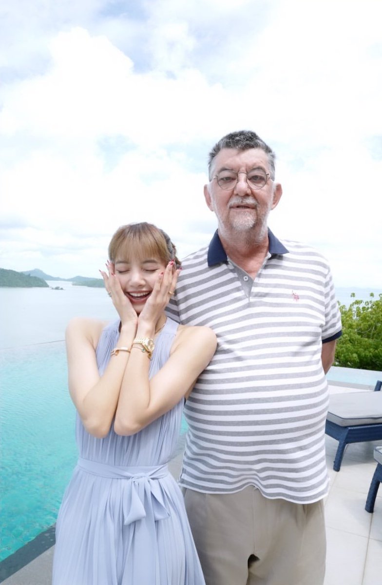 crushourliz's tweet photo. “เมื่อฉันยังเด็ก ทุกคริสต์มาสพ่อของฉันและฉันจะอบคุกกี้ข้าวไรย์ด้วยกัน พ่อฉันเป็นพ่อครัว ในฐานะที่เป็นชาวสวิส เ���ามีความมุ่งมั่นเรื่องคุกกี้ข้าวไรย์แบบอธิบายไม่ได้” - LISA 

cr.LiliesHome_ https://t.co/ZyYsEvs5Pt