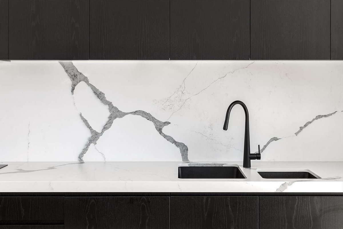 MaiHuiming's tweet image. Statuario classic is a fashionable product with the white background and dark grey main veins. Rich details can be found in the product. 
#kitchenisland #kitchen #quartzstone #quartzcountertop #fasastone #calacatta