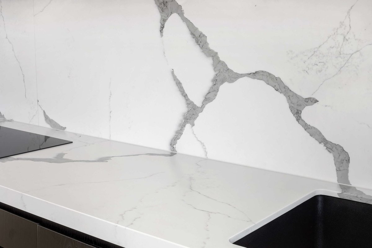 MaiHuiming's tweet image. Statuario classic is a fashionable product with the white background and dark grey main veins. Rich details can be found in the product. 
#kitchenisland #kitchen #quartzstone #quartzcountertop #fasastone #calacatta