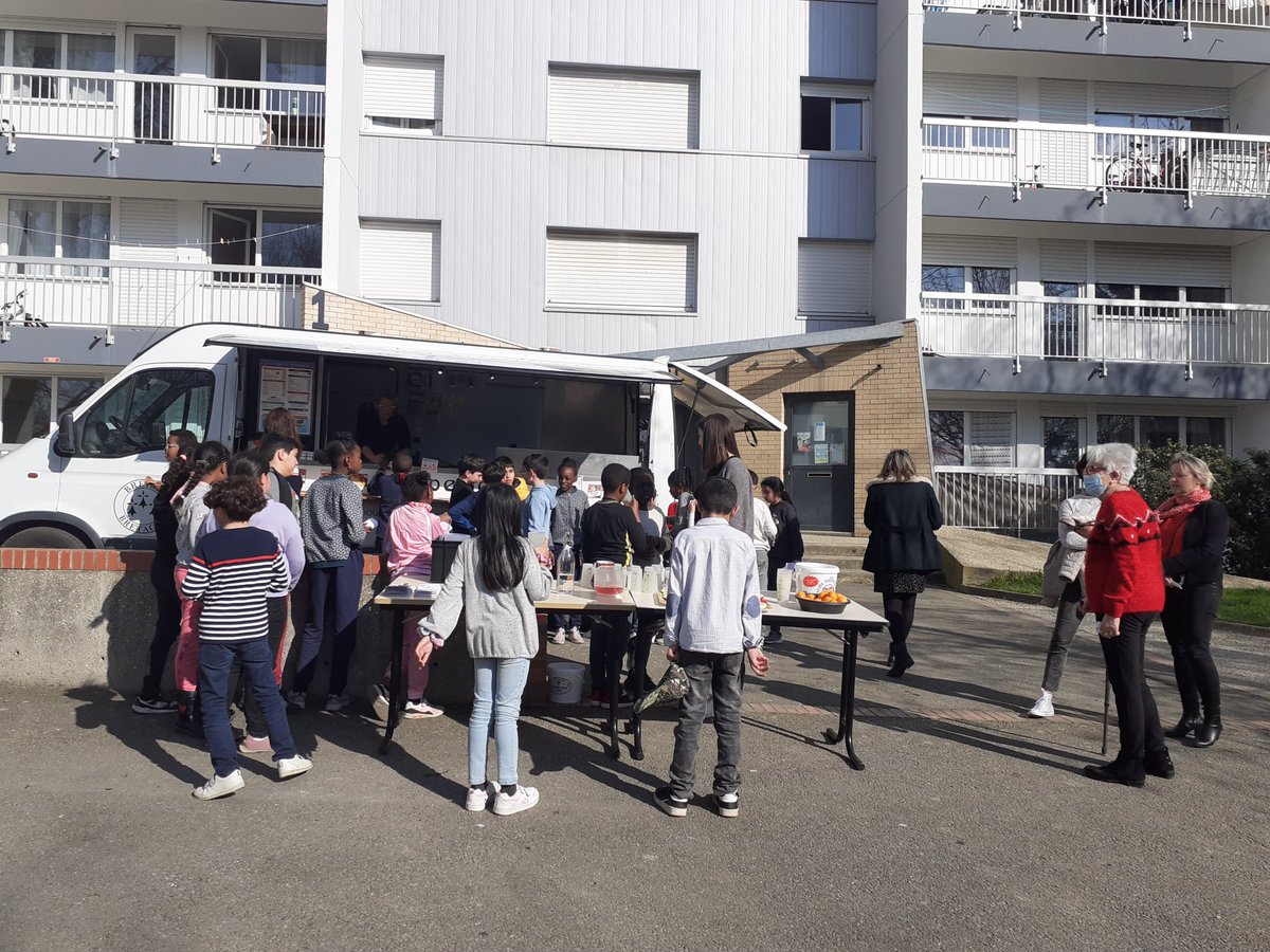 Archipelhabitat's tweet photo. Soleil + crêpes + ateliers ludiques = les ingrédients pour une animation réussie sur le tri des déchets organisée sq des Grisons au Blosne par @clcv35 avec @Archipelhabitat et service déchets @metropolerennes https://t.co/RGdOlFKQXJ