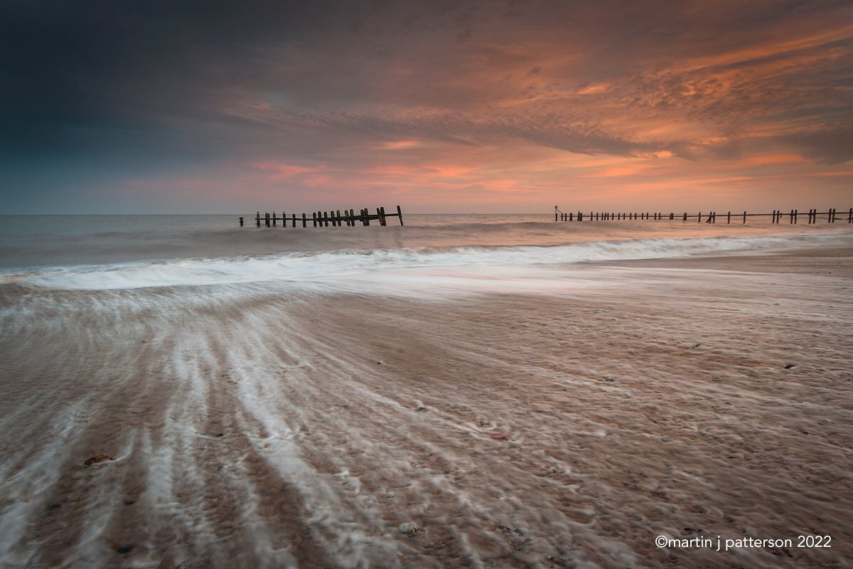 mjpphotos's tweet photo. GM. One from a sunset shoot at Gunton Beach earlier this year. Some nice colour and an interesting texture in the sky. Have a great weekend! 
#suffolk #suffolklandscapes #lowestoft #guntonbeach #longexpo #seascape #stormhour  #martinjpatterson https://t.co/EIC7VBxaHf