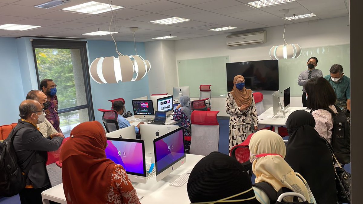 KhairilHizarMK's tweet photo. Sesi K-Visit turut diadakan bagi memberi peluang kepada Knowledge Manager Jabatan mendapatkan info lanjut mengenai perkhidmatan dan kemudahan yang ditawarkan oleh Pustaka Raja Tun Uda.

@NasriZulkipli 
@Atikahz605 

#organisasiberpembelajaran https://t.co/XfiVGMvNgS
